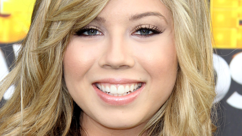 Jennette McCurdy at 2012 Cartoon Network red carpet