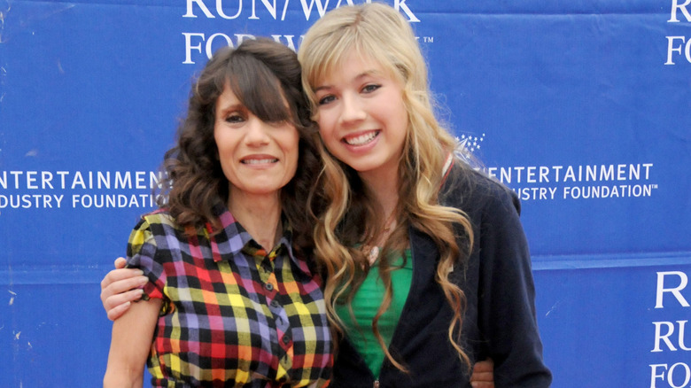 Jennette McCurdy poses with her mother