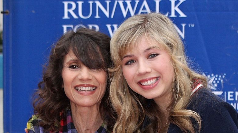 Jennette McCurdy and her mom attend a 2009 event