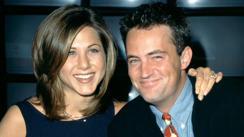 Jennifer Aniston and Matthew Perry smling