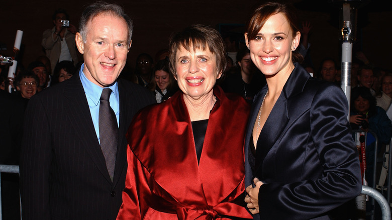 Jennifer Garner posing with mother and father
