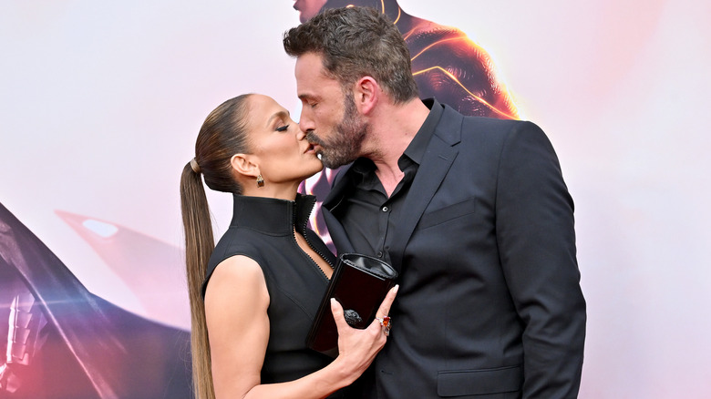 Jennifer Lopez, Ben Affleck kissing