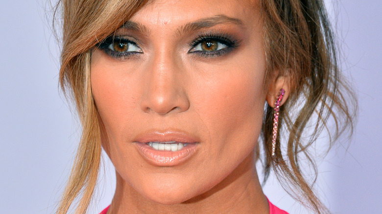 jennifer lopez looking away from camera smoky eye makeup