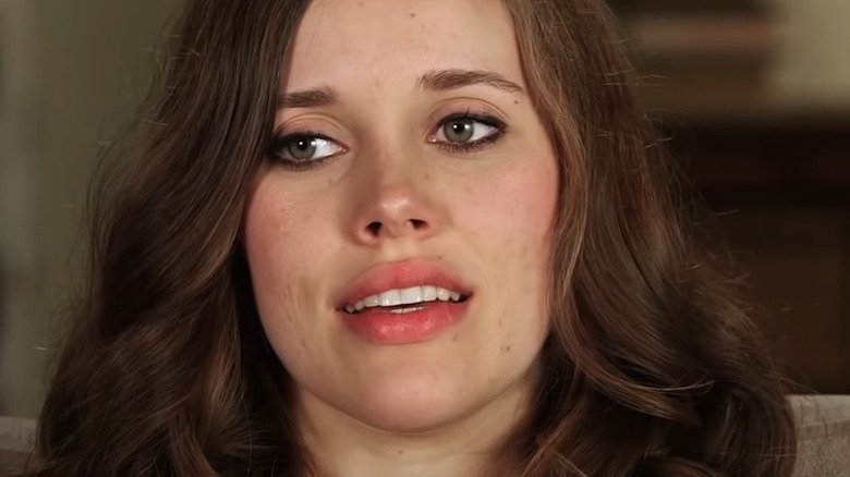 Jessa Duggar glancing off to side