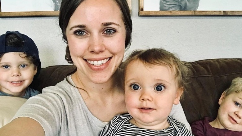Jessa Duggar on couch with kids