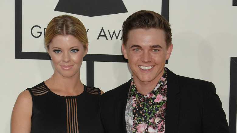 Katie Peterson and Jesse McCartney smile on red carpet