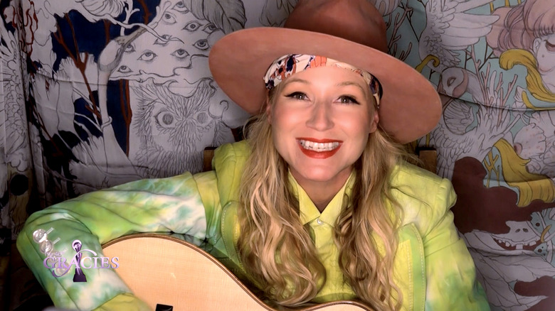 Jewel with her guitar