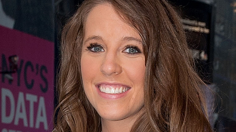 Jill Duggar visits Extra 