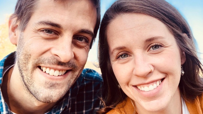 Jill Duggar, Derick Dillard, posing together