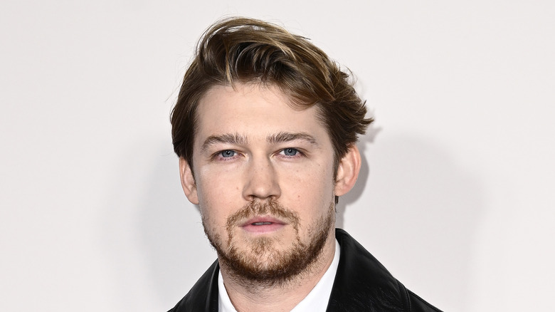 Joe Alwyn on red carpet