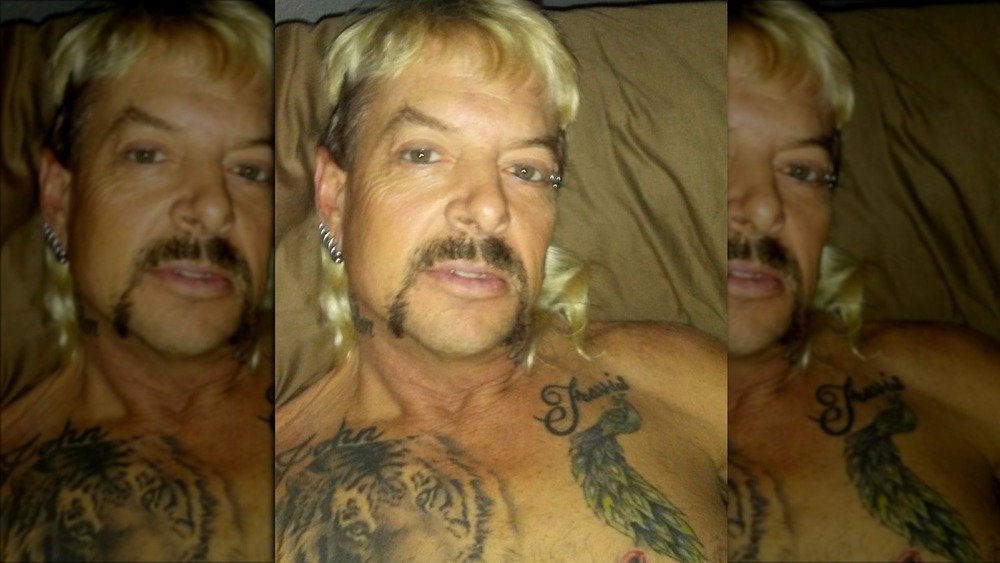 Joe Exotic posing for selfie