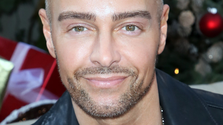 Joey Lawrence posing