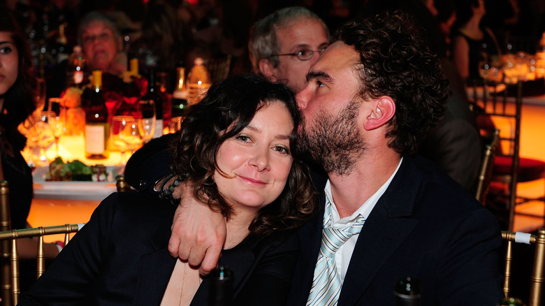 Johnny Galecki kissing Sara Gilbert on her head at award show