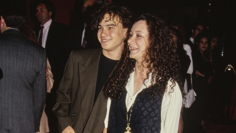 A young Johnny Galecki and Sara Gilbert posing on step-and-repeat