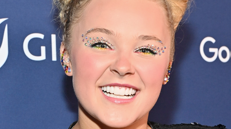 JoJo Siwa at a 2022 awards ceremony