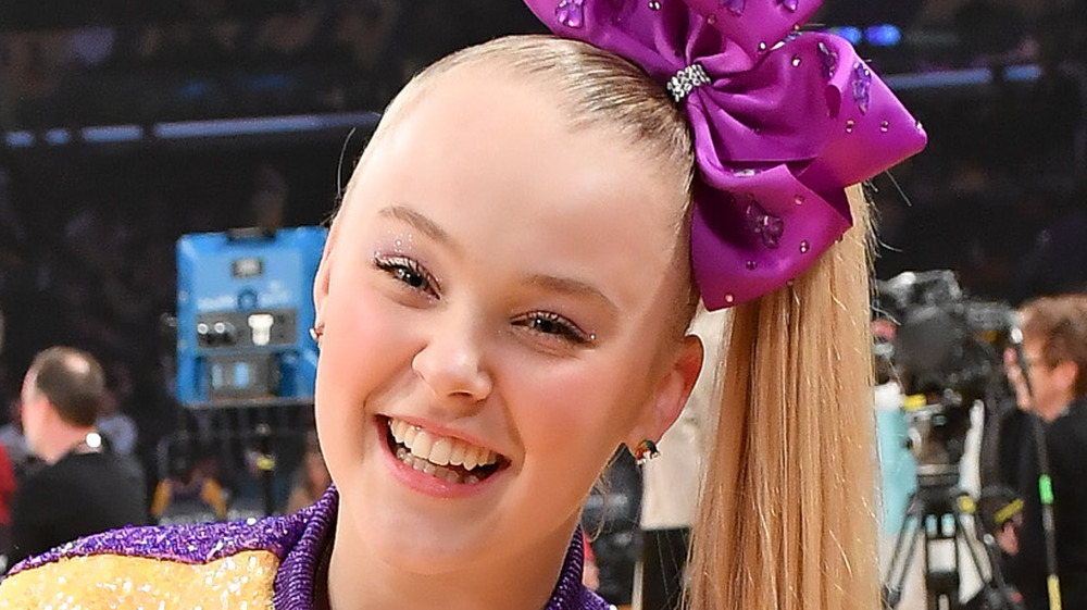 JoJo Siwa posing at the Staples Center in 2020 