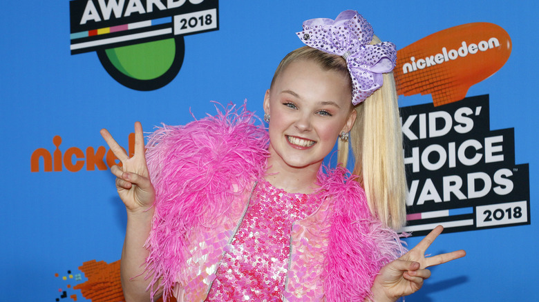 Jojo Siwa holding up peace signs