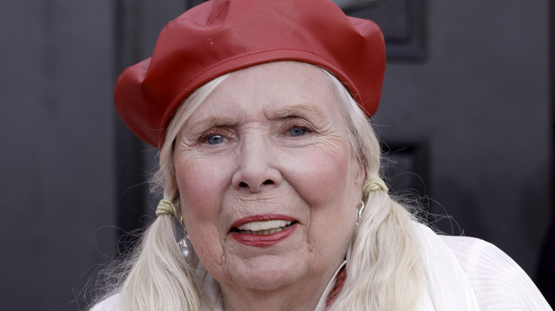 Joni Mitchell on Grammys red carpet