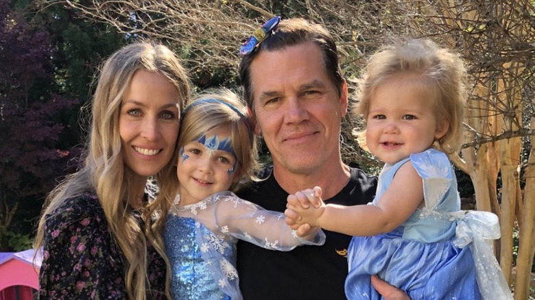 Josh Brolin and Kathryn Boyd Brolin posing with their daughters