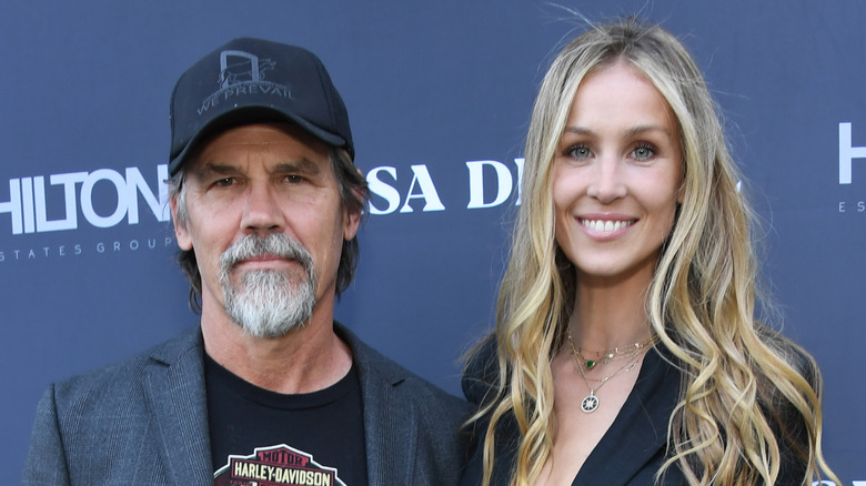 Josh Brolin and Kathryn Boyd Brolin posing on the red carpet