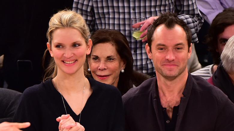 Phillipa Coan and Jude Law at a Knicks game