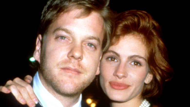 Kiefer Sutherland and Julia Roberts embracing in 1991