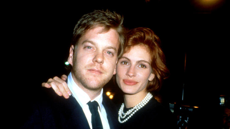 Kiefer Sutherland and Julia Roberts embracing in 1991