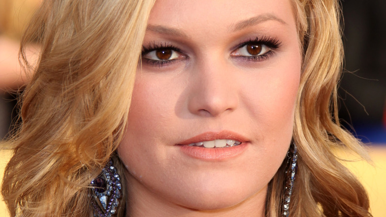 Julia Stiles posing on the red carpet 