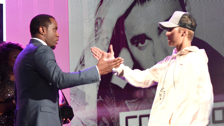 Diddy and Justin Bieber shaking hands at the 2015 American Music Awards