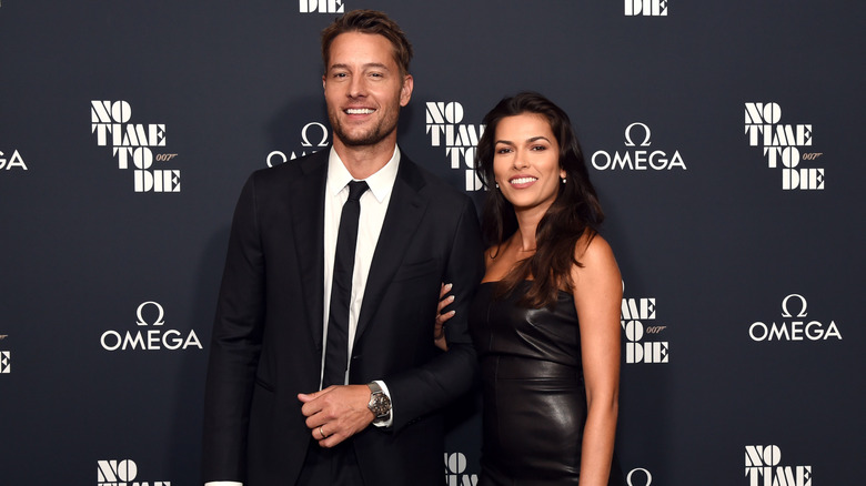 Justin Hartley and Sofia Pernas posing together.
