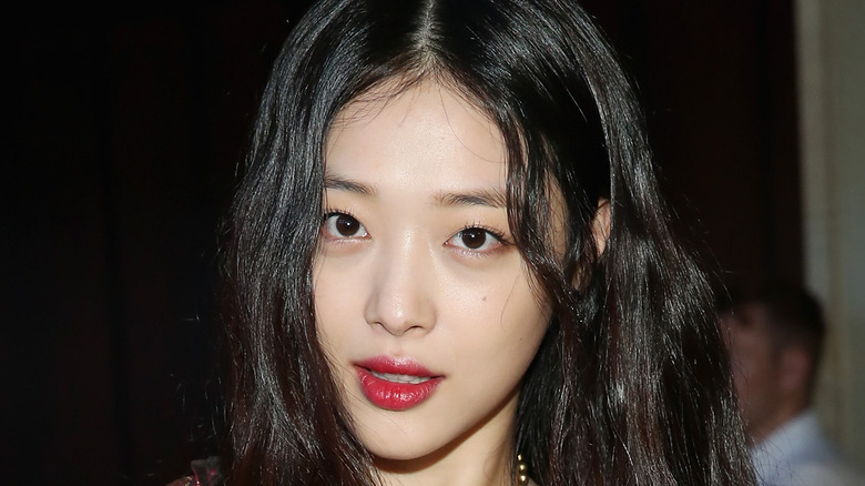 Sulli posing at an event