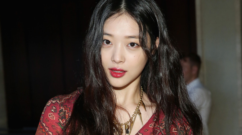 Sulli posing at an event