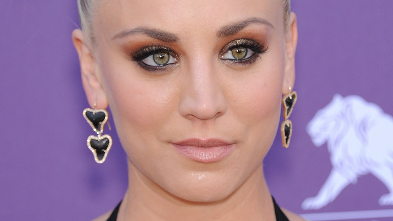 Kaley Cuoco on the red carpet with long earrings and full makeup