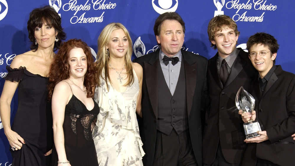 Kaley Cuoco posing with the cast of 8 Simple Rules