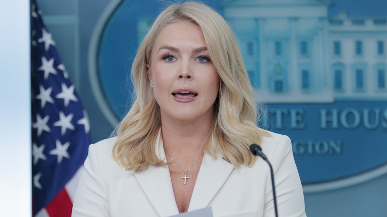 Karoline Leavitt giving a press briefing in the White House