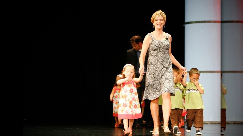 Kate Gosselin walking with kids