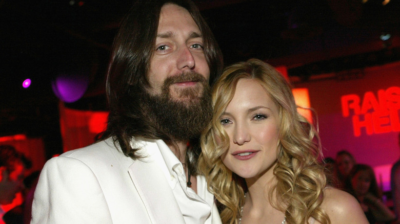Kate Hudson and Chris Robinson posing
