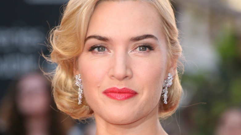 Kate Winslet posing