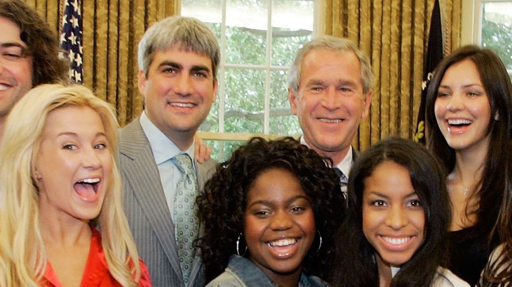 Katharine McPhee, Kellie Pickler, and other American Idol contestants pose with George W. Bush