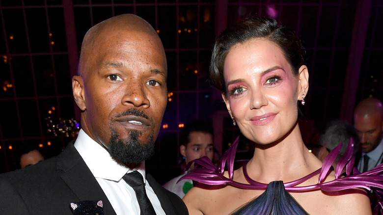 Jamie Foxx and Katie Holmes posing 