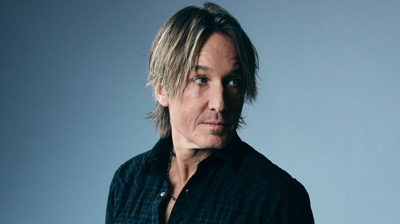 Keith Urban posing