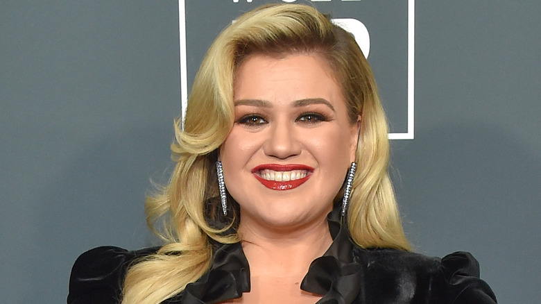 Kelly Clarkson smiling