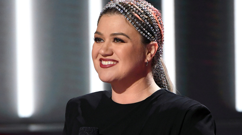 Kelly Clarkson speaking at the BBMAs