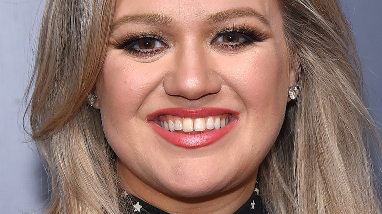 Kelly Clarkson smiling