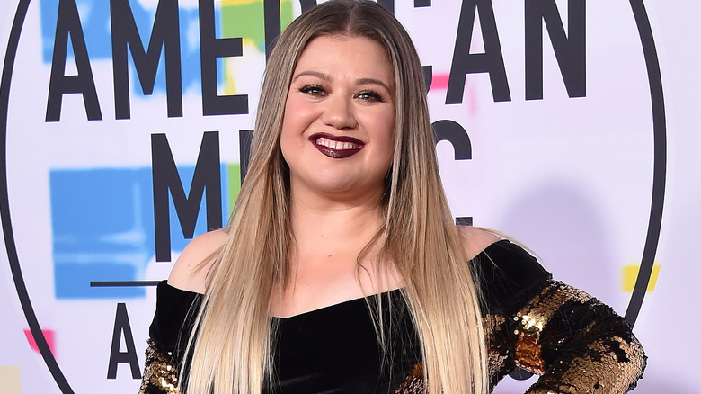 Kelly Clarkson smiling on red carpet