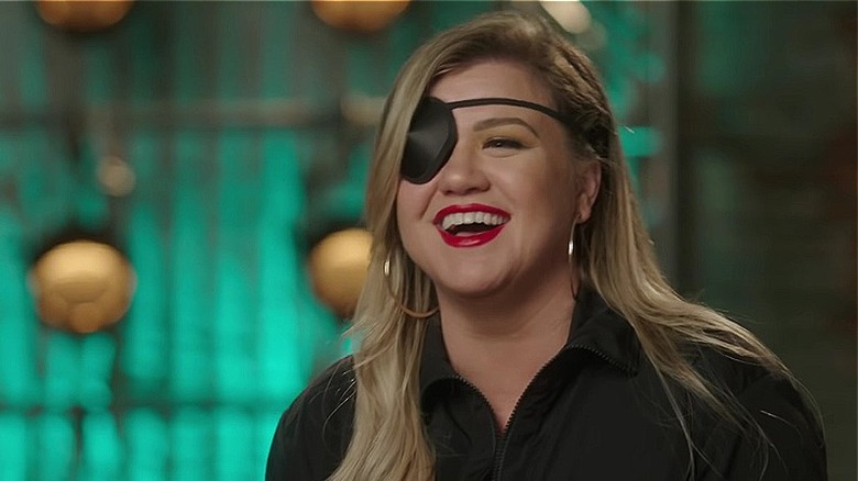 Kelly Clarkson smiling