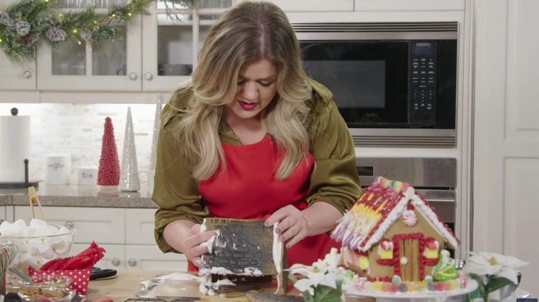 Kelly Clarkson making a gingerbread house