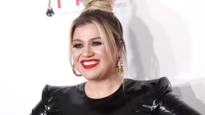 Kelly Clarkson smiling on a red carpet