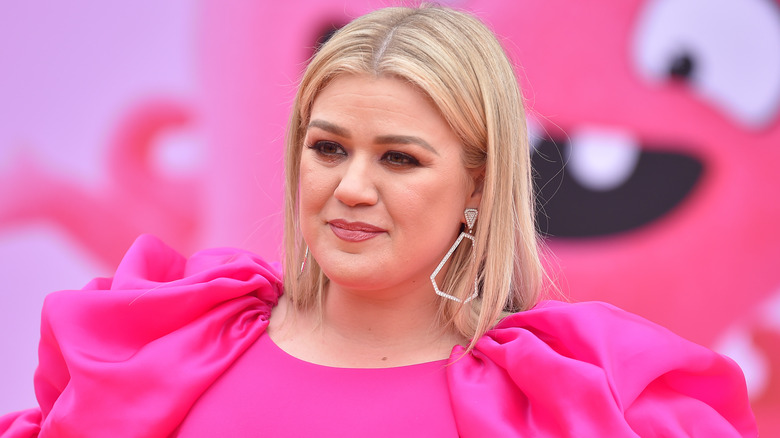 Kelly Clarkson posing at a premiere