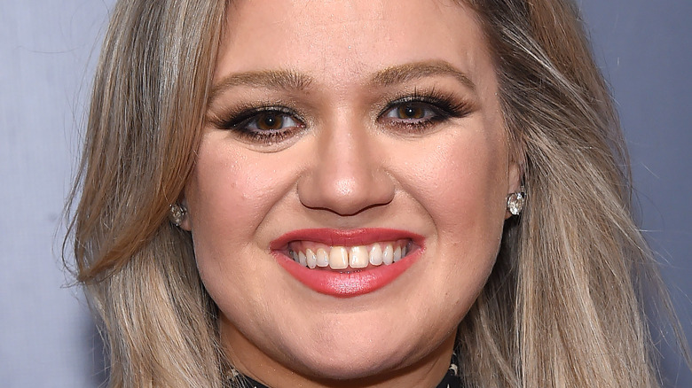 Kelly Clarkson smiling